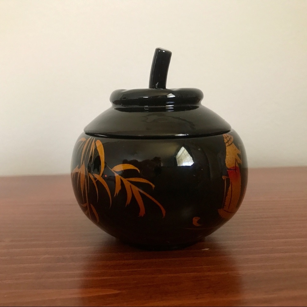 Small Black Lacquer Trinkets Dish with Lid - Picture 4 of 9